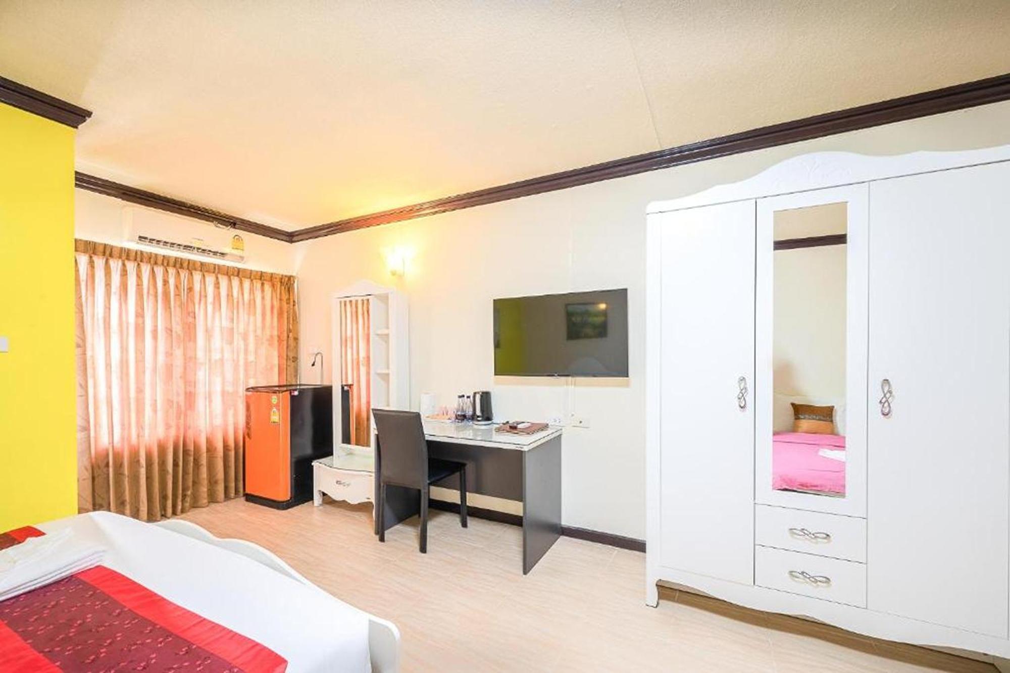 Deluxe Double Bed & Sofa Bed 6’